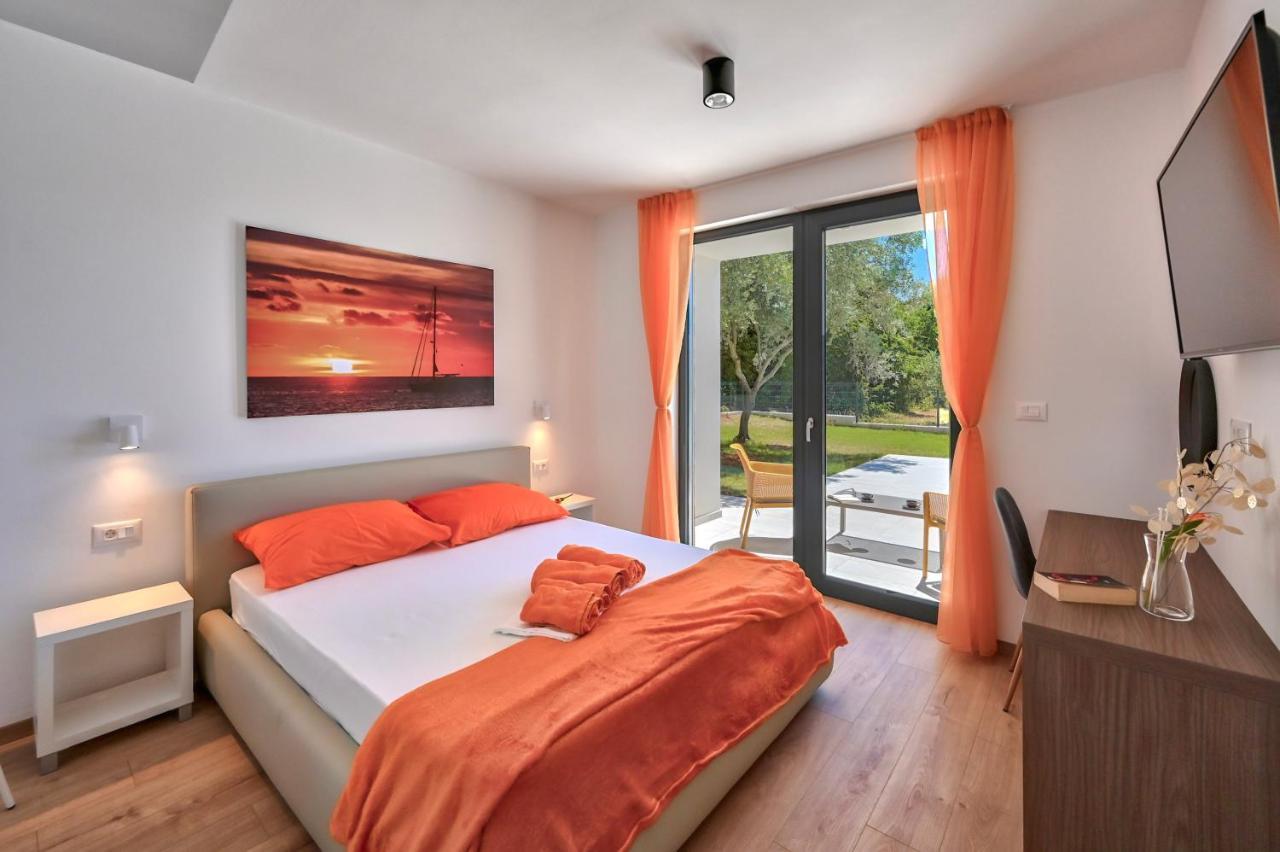Villa Solis-Modern Villa For A Romantic Retreat, Heated Pool Ližnjan Dış mekan fotoğraf