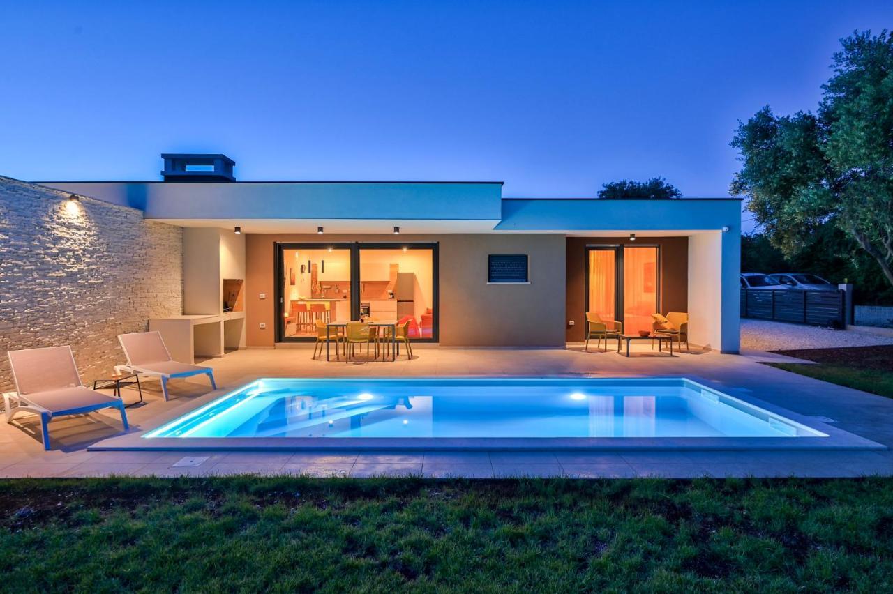 Villa Solis-Modern Villa For A Romantic Retreat, Heated Pool Ližnjan Dış mekan fotoğraf