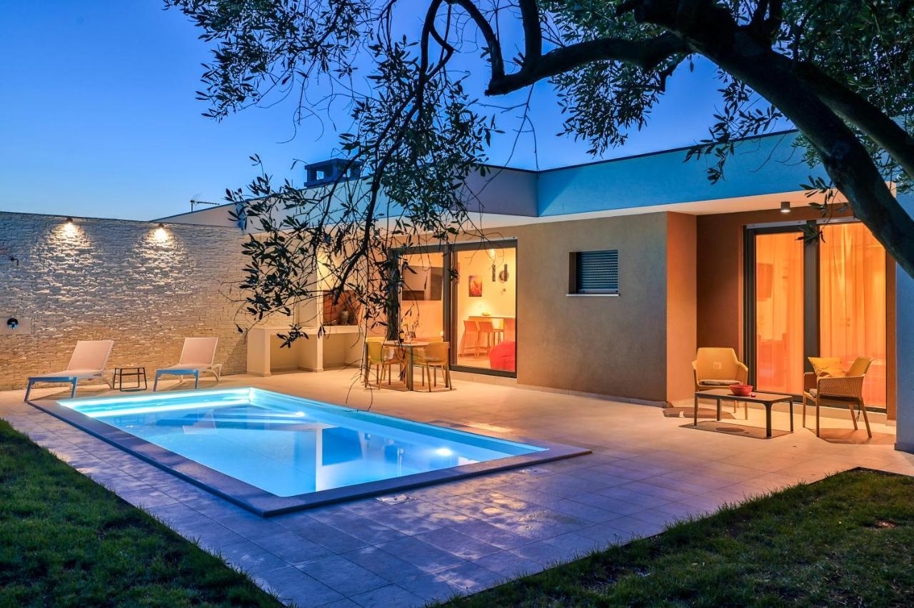 Villa Solis-Modern Villa For A Romantic Retreat, Heated Pool Ližnjan Dış mekan fotoğraf