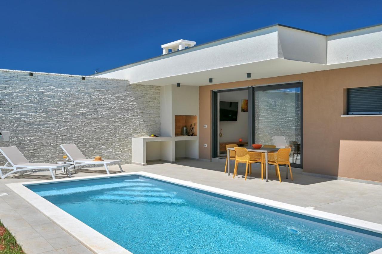 Villa Solis-Modern Villa For A Romantic Retreat, Heated Pool Ližnjan Dış mekan fotoğraf