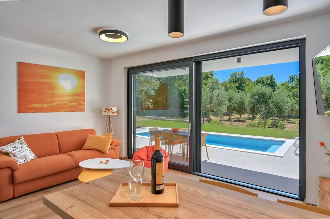 Villa Solis-Modern Villa For A Romantic Retreat, Heated Pool Ližnjan Dış mekan fotoğraf