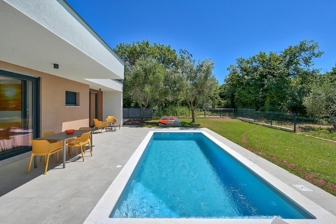 Villa Solis-Modern Villa For A Romantic Retreat, Heated Pool Ližnjan Dış mekan fotoğraf