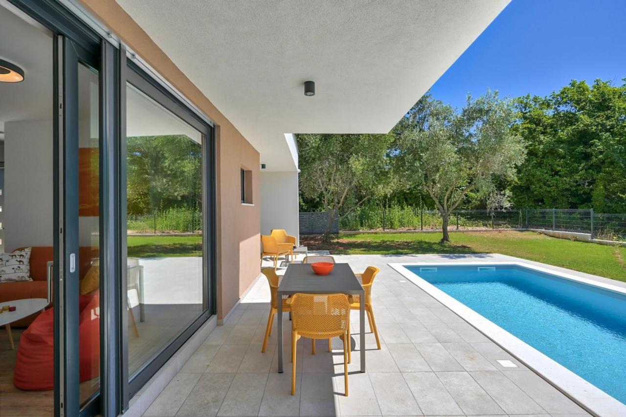 Villa Solis-Modern Villa For A Romantic Retreat, Heated Pool Ližnjan Dış mekan fotoğraf